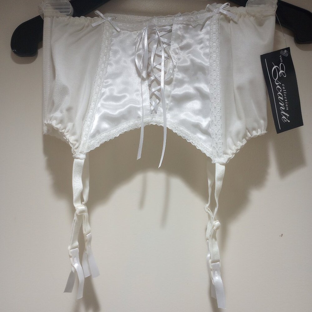 Escante' garter belt w/hook & eyes white/ cream L Nwt